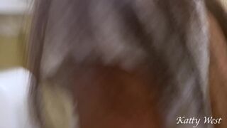 Публичный секс в туалете поезда , пока другие люди ждут в очереди