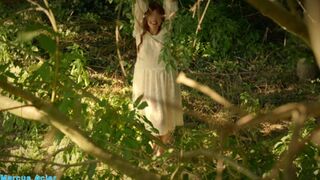 Il la regarde dans la foret et ils font l amour contre un arbre. Voyeur et exhibitionniste