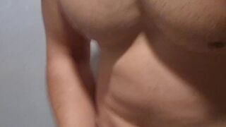 Masturbandome en la ducha del gimnasio