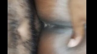 Mi vecina me pide ayuda y termino dándole en su coño